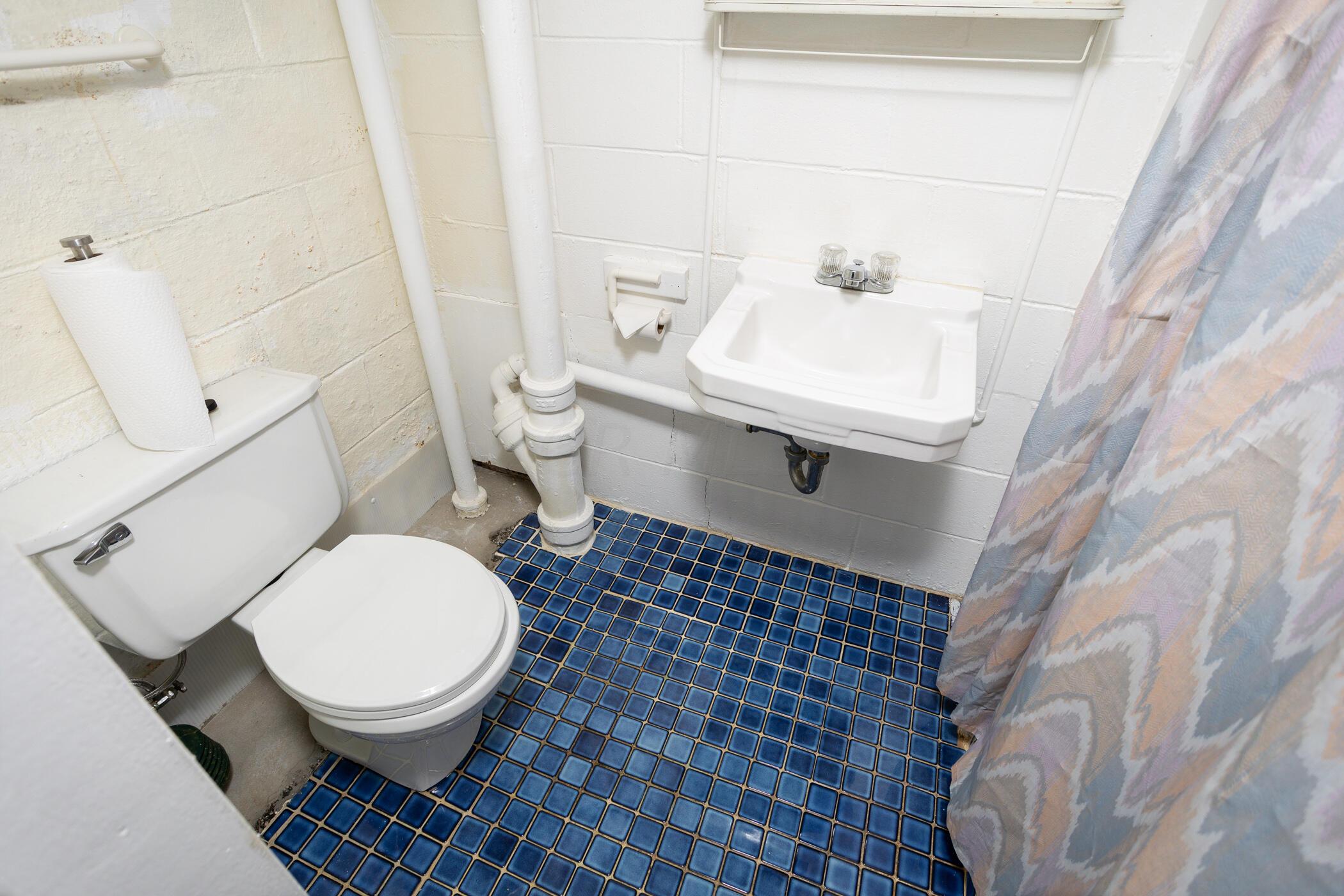 2007 Milden Road Columbus, OH 43221 - Photo 35 of 47 Half bath