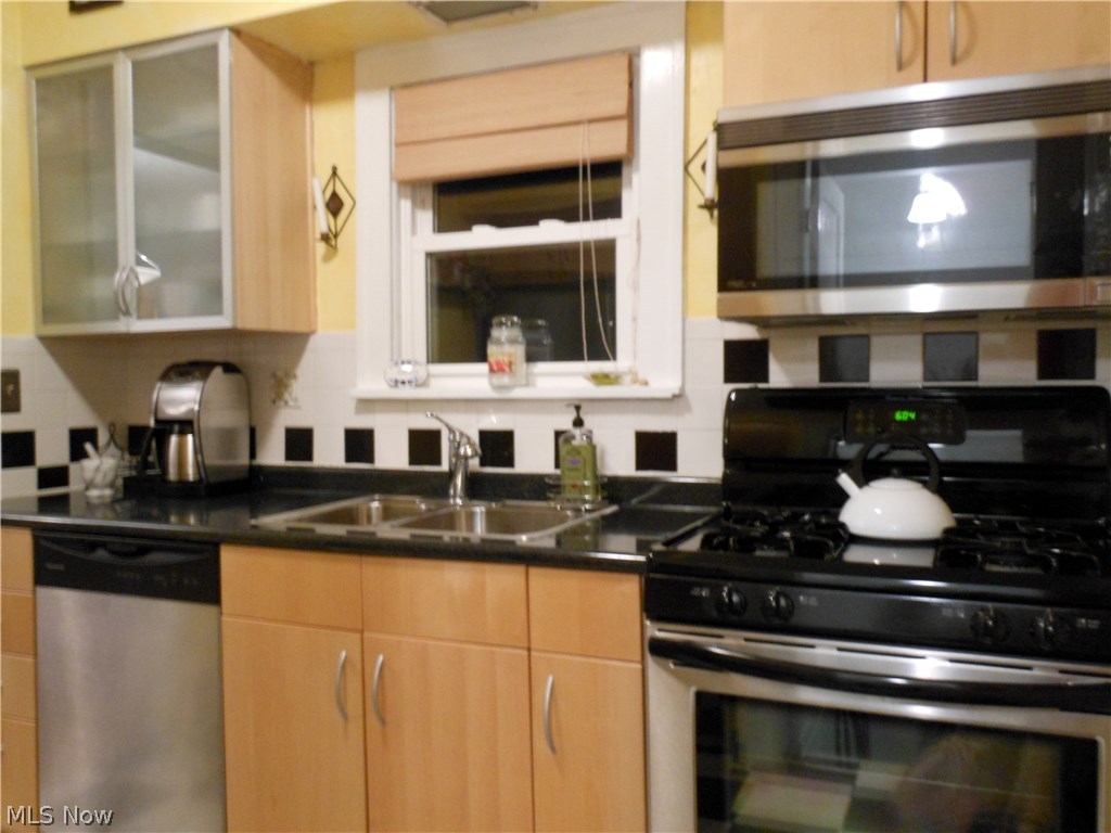 891 Montford Road Cleveland, OH 44121 - Photo 5 of 25 In 2006, the kitchen had a total remodel. It's pretty & efficient & All SS Appliances will Stay