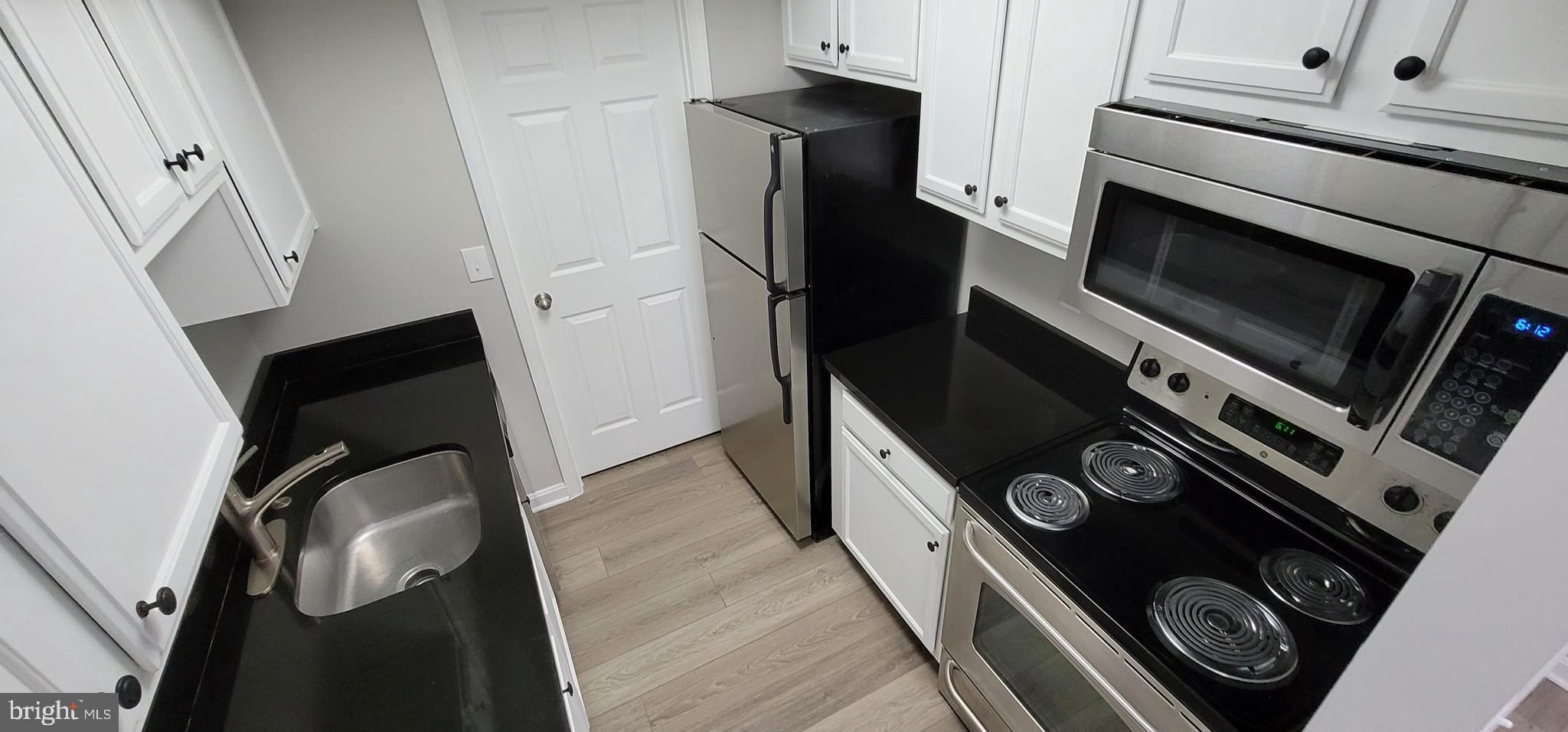 14905 Rydell Road, Unit 204 Centreville, VA 20121 - Photo 6 of 18 Kitchen.2 - NEW Microwave & cooktop Heating Coils