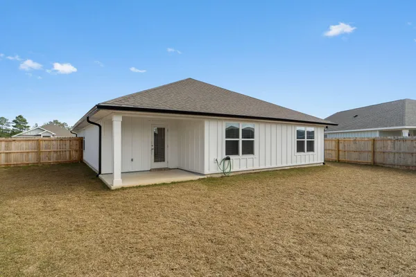 a view of a house with backyard