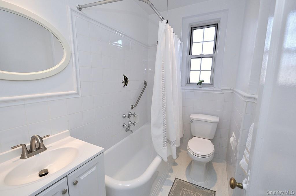 253 Garth Road, Unit 6J Scarsdale, NY 10583 - Photo 20 of 41 Bathroom