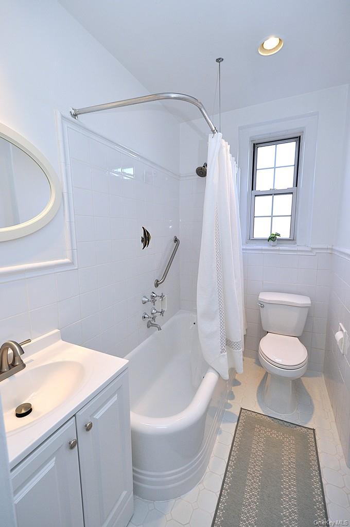253 Garth Road, Unit 6J Scarsdale, NY 10583 - Photo 21 of 41 Bathroom