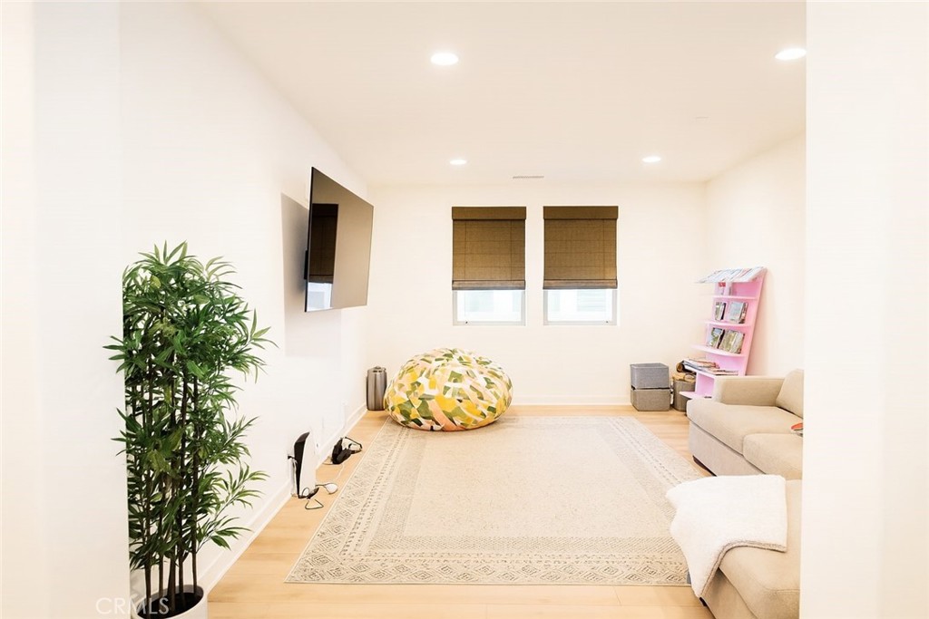 279 Barnes Road Tustin, CA 92782 - Photo 3 of 31 a bedroom with a bed and a potted plant