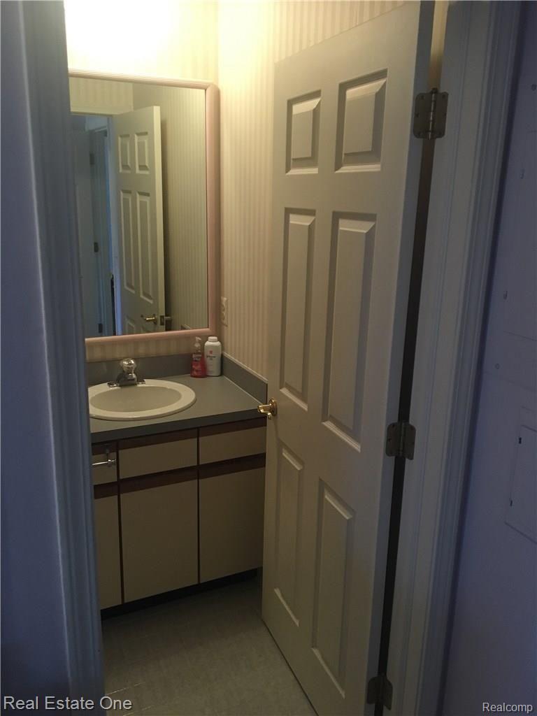 1675 Huntington Park, Unit 4 (D) Rochester, MI 48309 - Photo 28 of 37 1675 Huntington Park 7.jpg