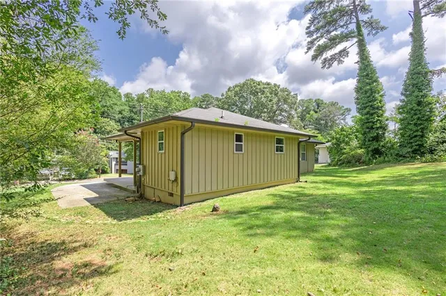 a view of a backyard