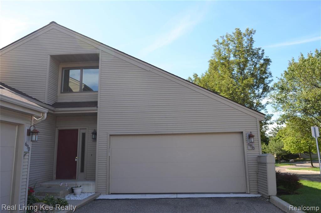 688 Charing Court Rochester Hills, MI 48307 - Photo 1 of 20