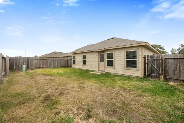 a view of a house with backyard