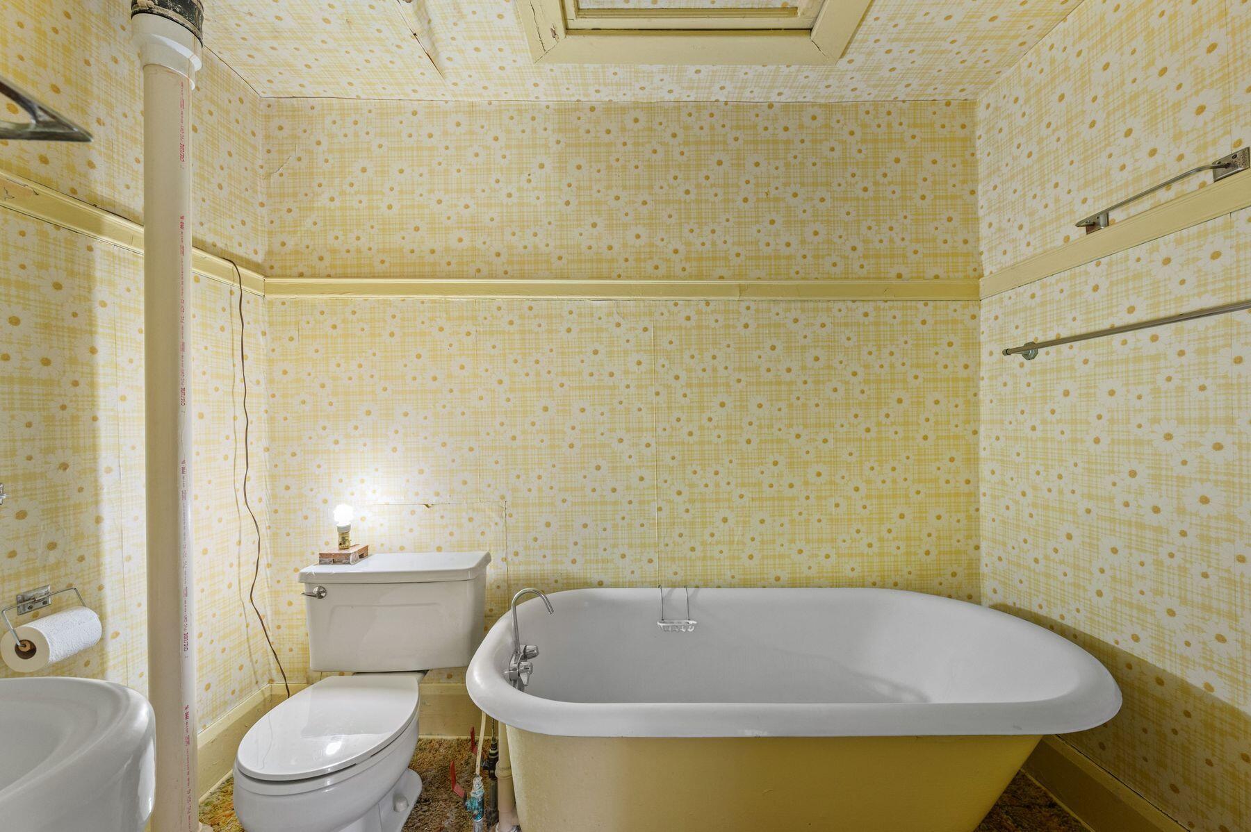 718 Lake Avenue Racine, WI 53403 - Photo 18 of 31 Upstairs Full Bath