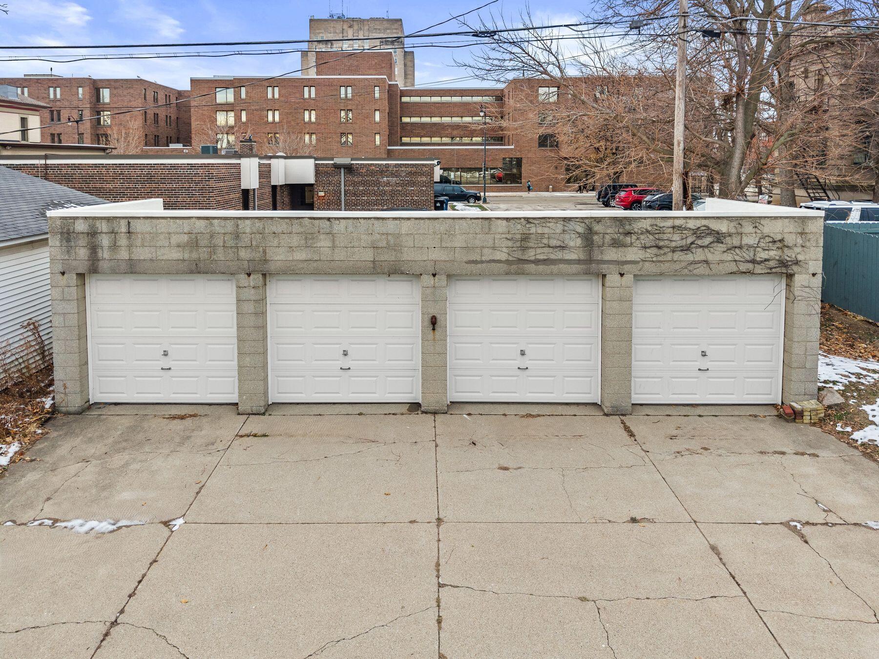 718 Lake Avenue Racine, WI 53403 - Photo 24 of 31 Garage Parking for 4 Cars