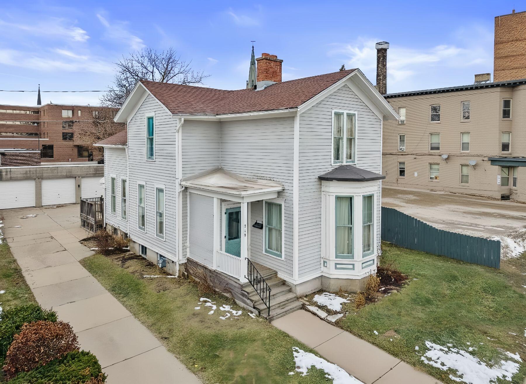 718 Lake Avenue Racine, WI 53403 - Photo 5 of 31 4-Car Parking