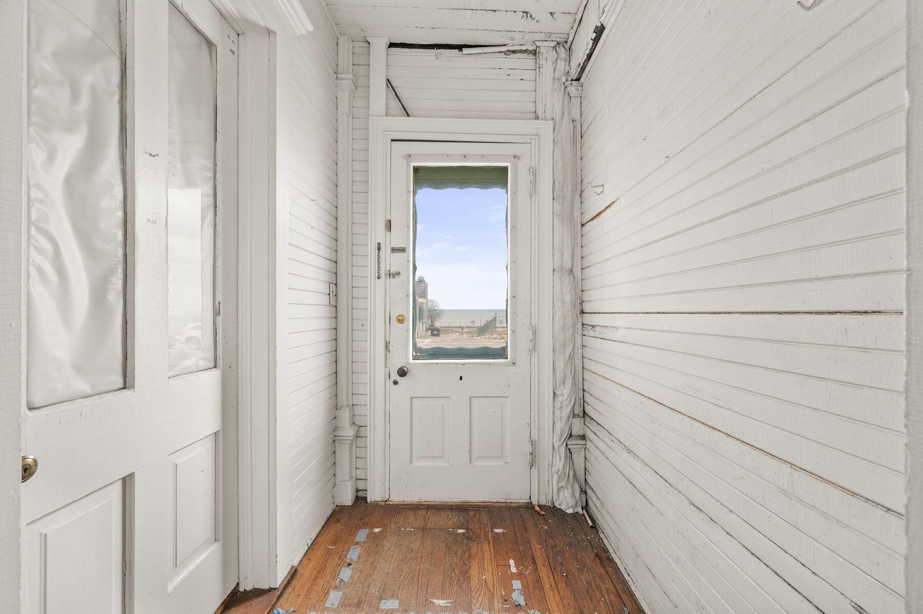 718 Lake Avenue Racine, WI 53403 - Photo 6 of 31 Formal Entryway