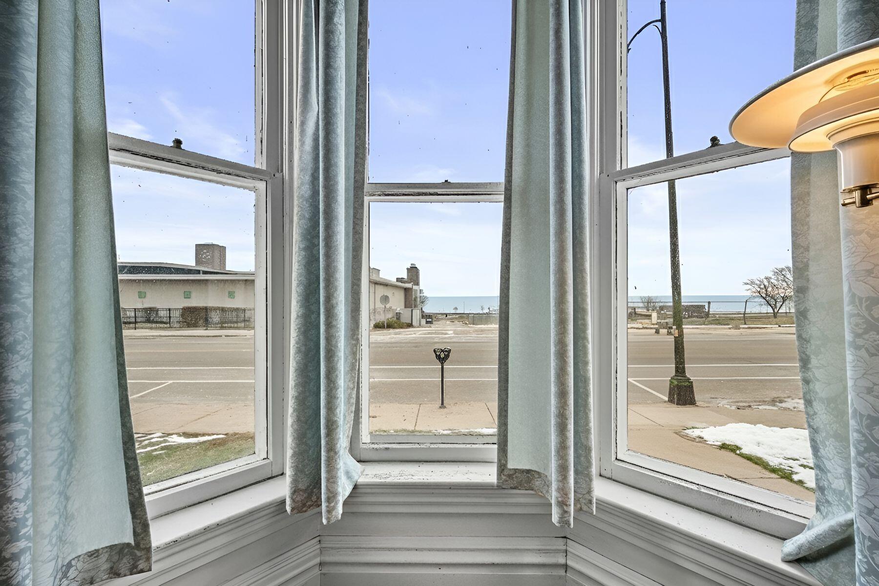 718 Lake Avenue Racine, WI 53403 - Photo 8 of 31 Charming Bay Window