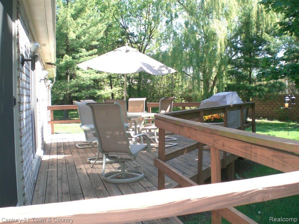 631 Deerfield Court Rochester, MI 48309 - Photo 4 of 25 Backyard Deck View
