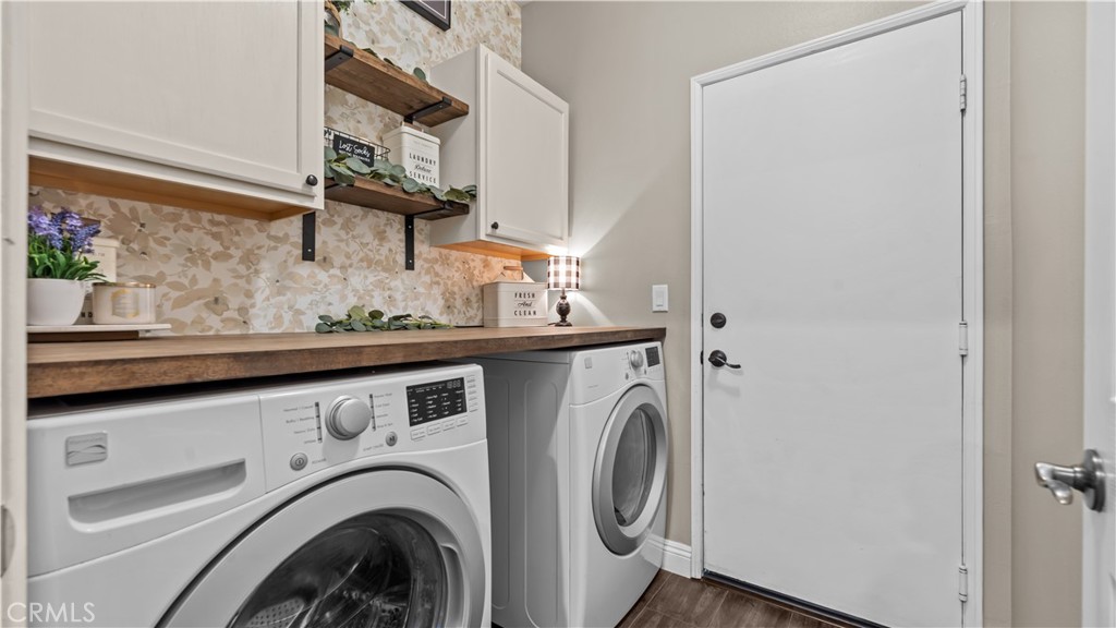 11780 Poppy Road Adelanto, CA 92301 - Photo 20 of 35 a utility room with dryer and washer