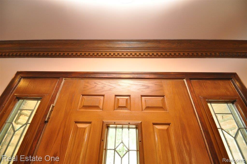 1698 North Kilburn Road Rochester, MI 48306 - Photo 6 of 43 Gorgeous Natural Woodwork T/O