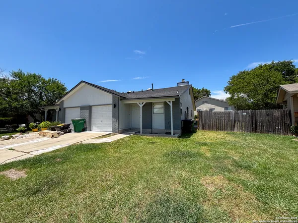 a view of a house with backyard and garden