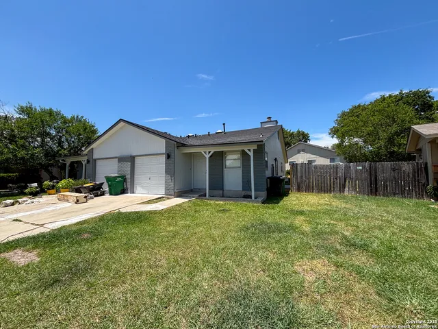 a view of a house with backyard and garden