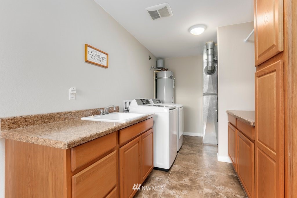 2329 Cedar Road Lake Stevens, WA 98258 - Photo 25 of 40 a bathroom with a sink and a mirror
