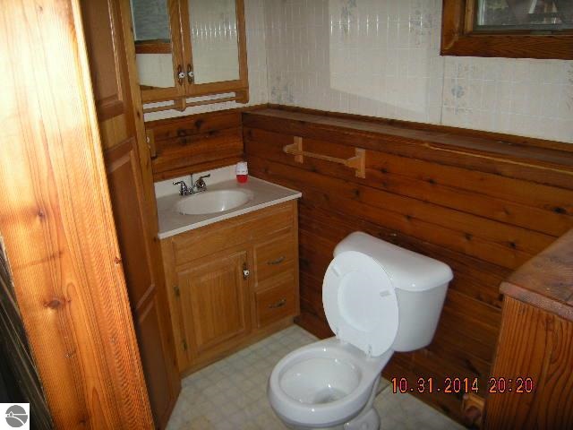 15029 Stanley Road Beulah, MI 49617 - Photo 9 of 13 1792037-8.JPG