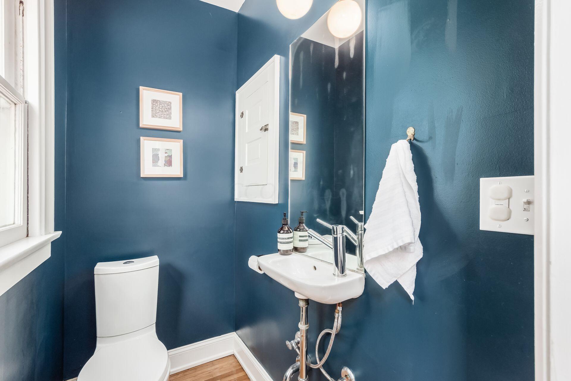 208 Glencoe Road Columbus, OH 43214 - Photo 22 of 44 First floor half bath
