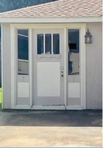 a view of a backyard