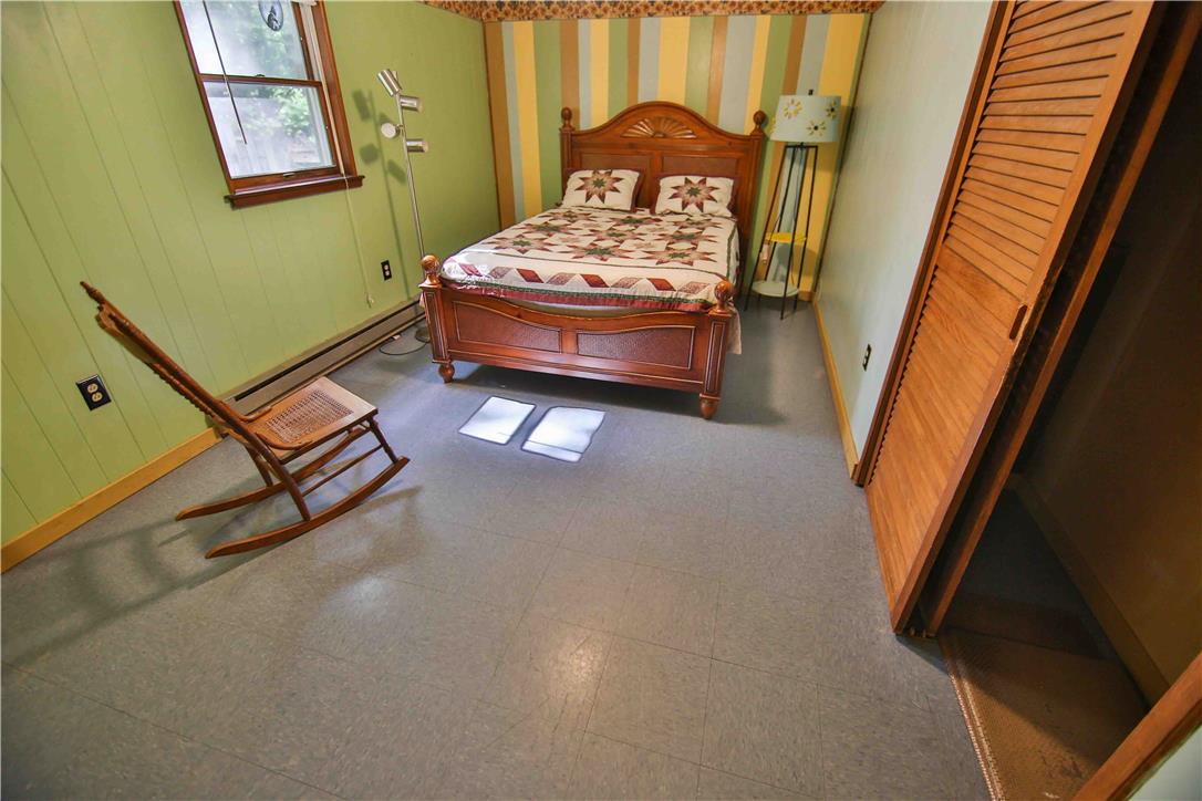 8 Cross Rds Drive Jim Thorpe, PA 18229 - Photo 13 of 32 A cheerful room featuring lots of natural light and custom painted wall.