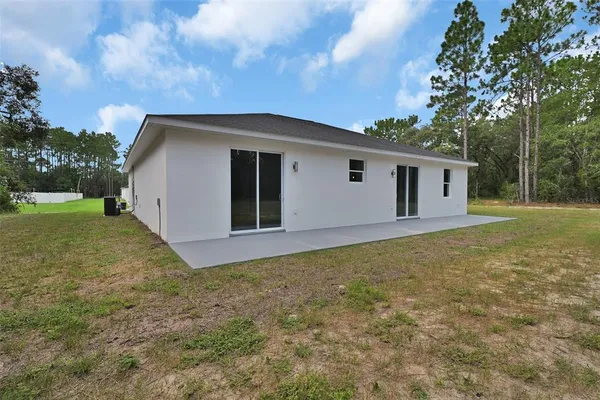 a view of a house with backyard