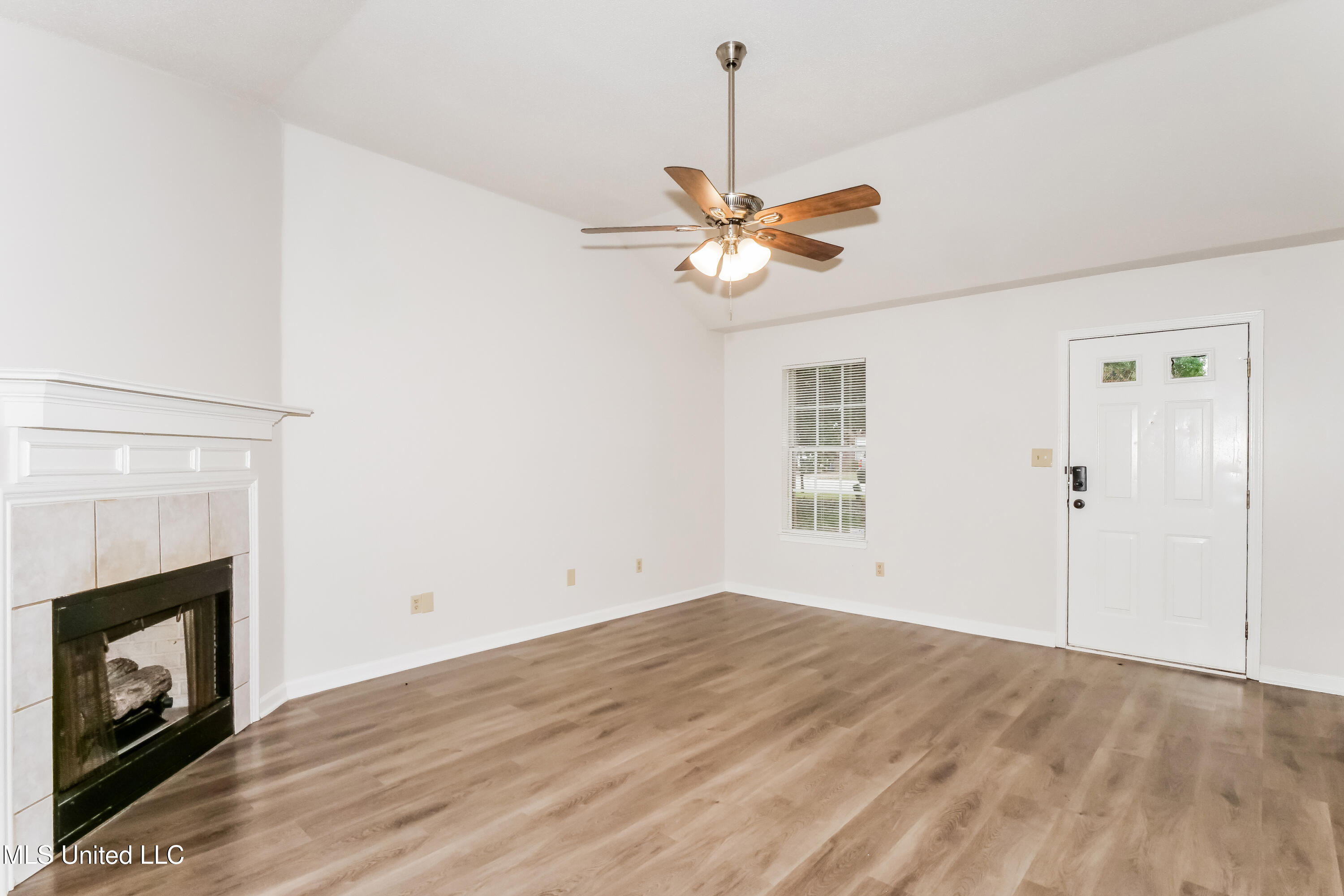 1712 Thomas Street Horn Lake, MS 38637 - Photo 4 of 15 004-photo-living-room-14915427