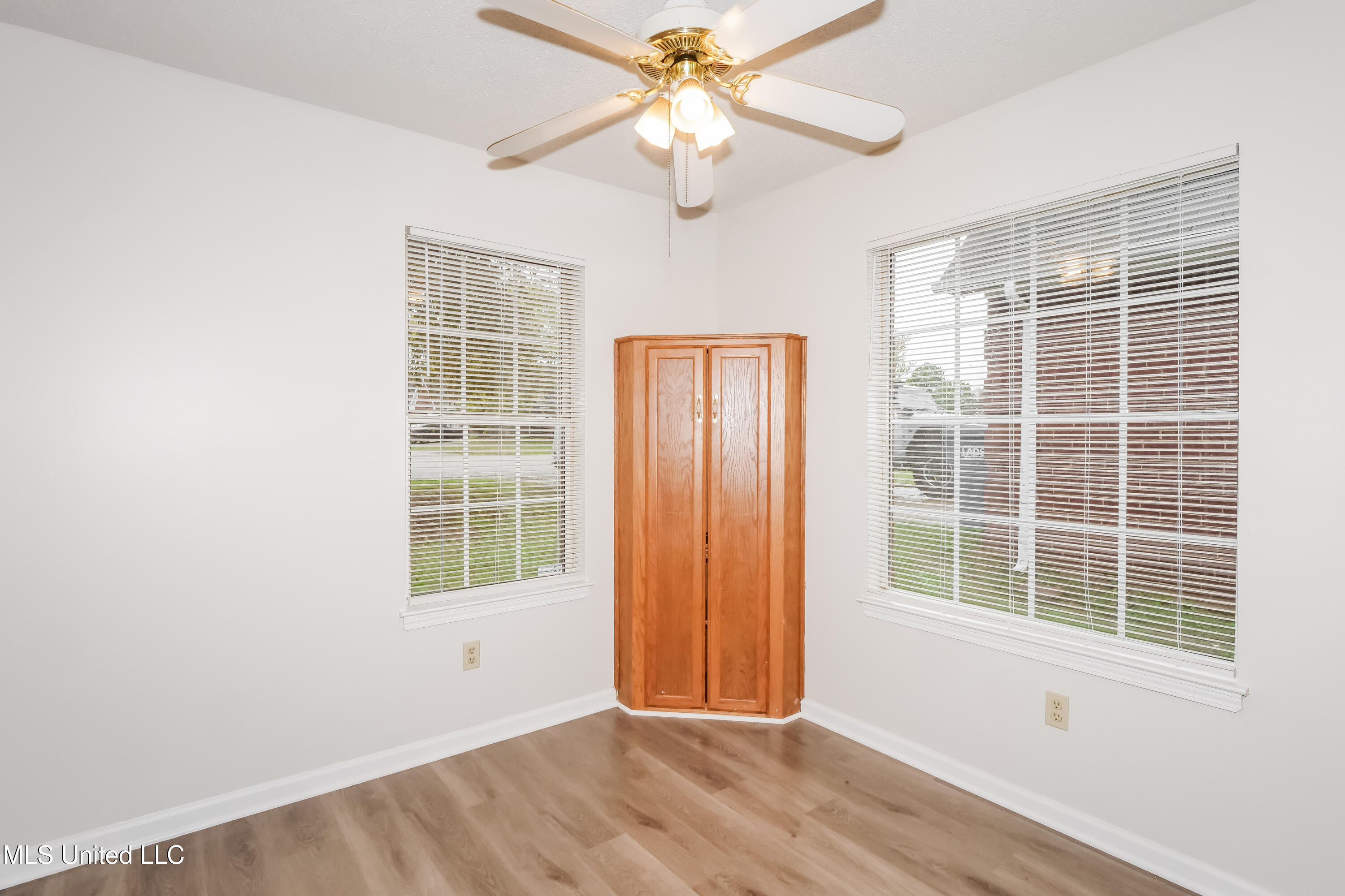 1712 Thomas Street Horn Lake, MS 38637 - Photo 5 of 15 005-photo-living-room-14915428