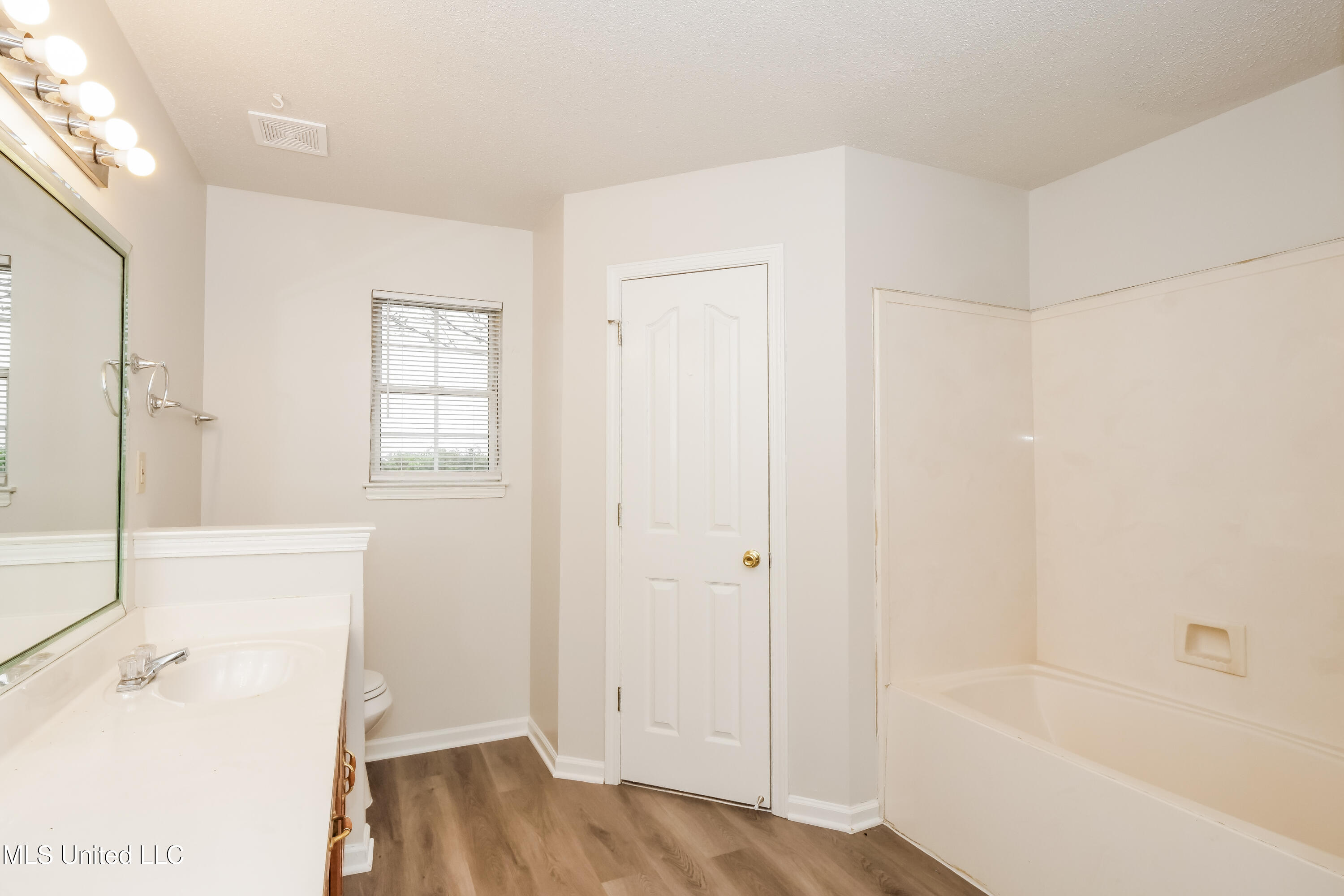 1712 Thomas Street Horn Lake, MS 38637 - Photo 9 of 15 009-photo-primary-bathroom-14915422