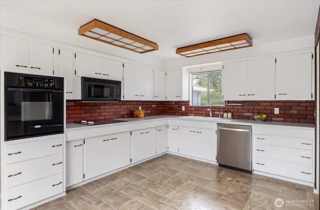 $549,000 | 27540 State Rte 20, Oak Harbor, WA 98277