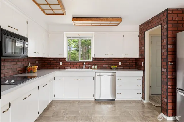 $549,000 | 27540 State Rte 20, Oak Harbor, WA 98277