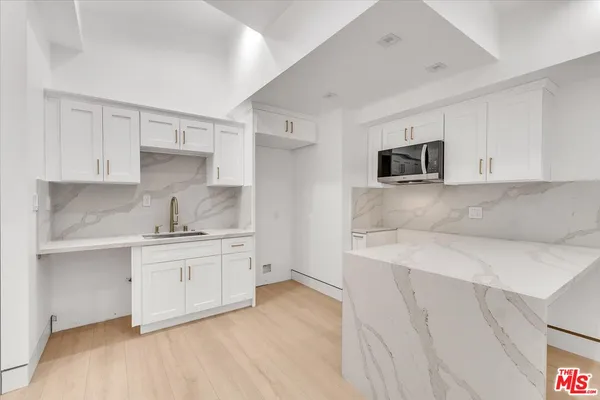 $2,495 | 5561 1/2 El Canon Avenue, Woodland Hills, CA 91367