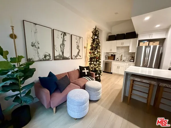 $2,495 | 5561 1/2 El Canon Avenue, Woodland Hills, CA 91367