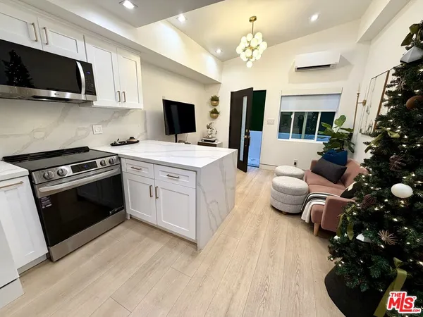 $2,495 | 5561 1/2 El Canon Avenue, Woodland Hills, CA 91367