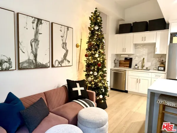 $2,495 | 5561 1/2 El Canon Avenue, Woodland Hills, CA 91367