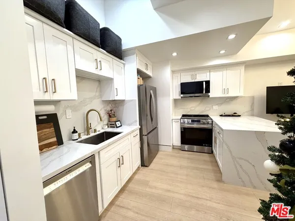 $2,495 | 5561 1/2 El Canon Avenue, Woodland Hills, CA 91367