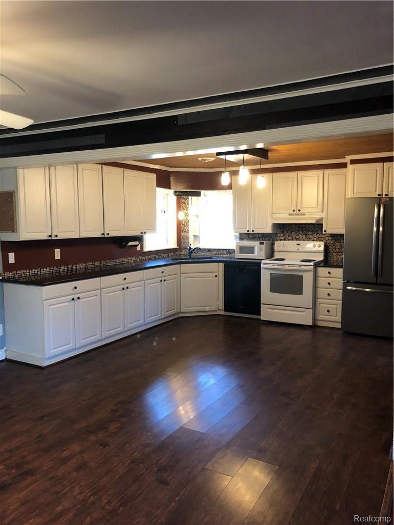 7088 Brewer Road Flint, MI 48507 - Photo 5 of 15 A2F8A2A1-1FB4-4E0F-9BA7-794BF31C8212.jpeg