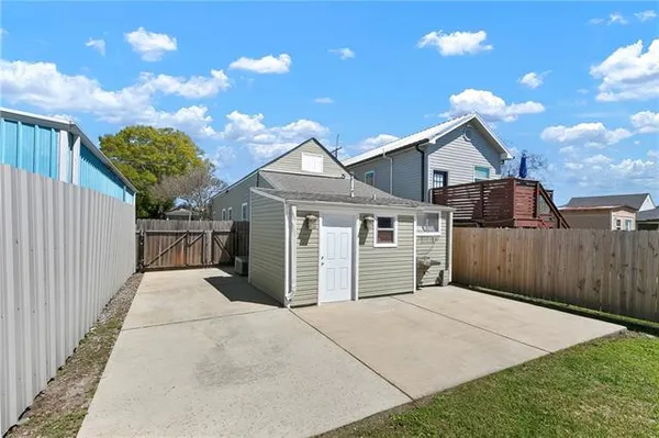 $2,200 | 516 Derbigny Street, Gretna, LA 70053