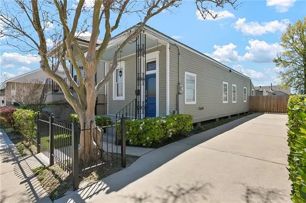 $2,200 | 516 Derbigny Street, Gretna, LA 70053