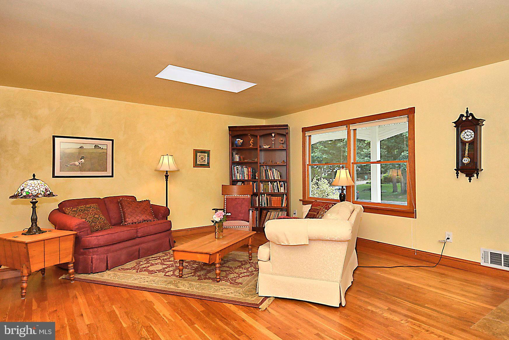 205 Oakton Road Gaithersburg, MD 20877 - Photo 8 of 28 Living Room