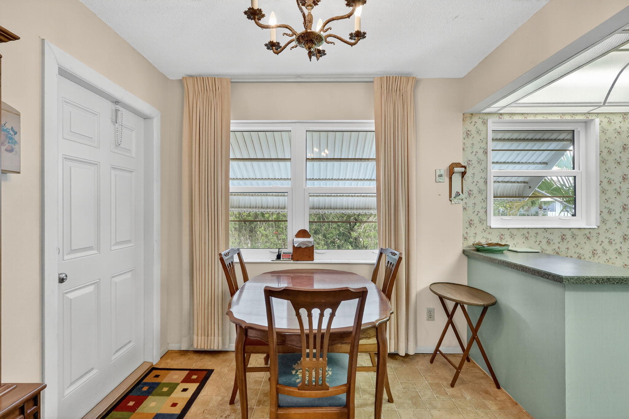 2929 Southeast Ocean Boulevard, Unit J10 Stuart, FL 34996 - Photo 8 of 29 a dining room with furniture and window