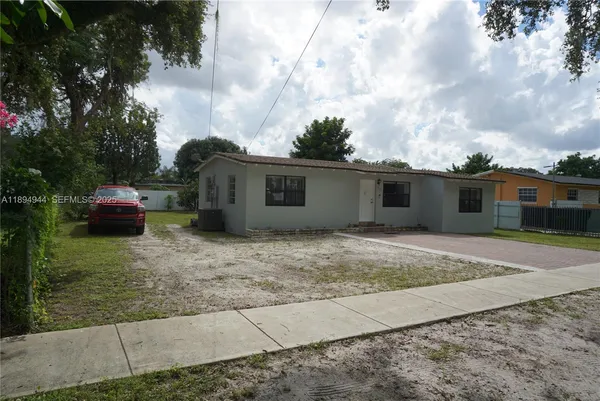 a view of a house with a backyard
