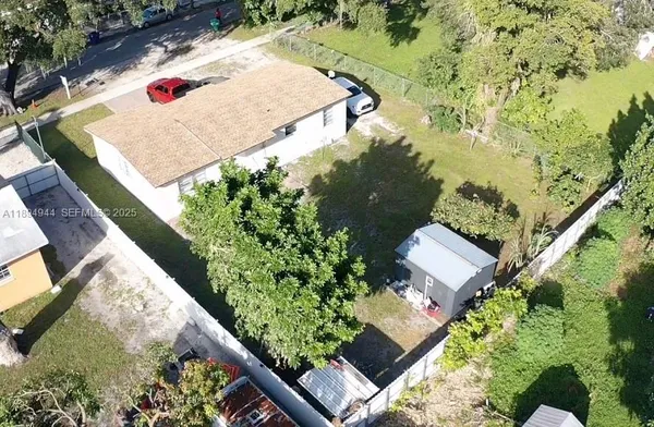 a view of a backyard