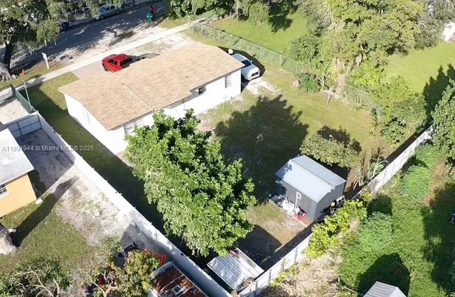 a view of a backyard