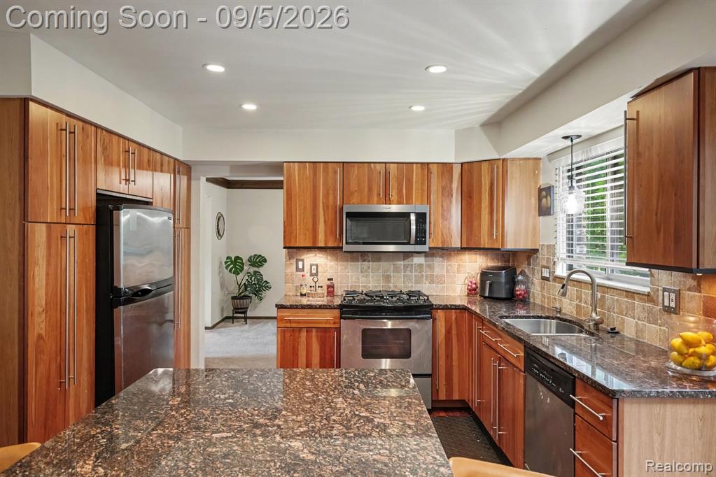 441 Pinehurst Drive Rochester Hills, MI 48309 - Photo 8 of 36 Gallery Image 8