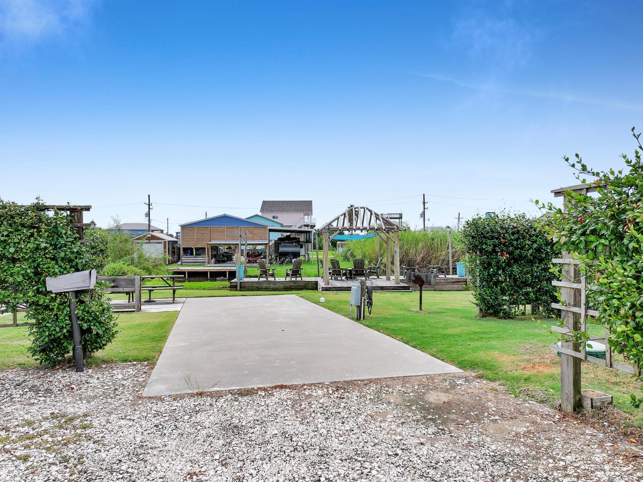 894-896 South Crystal Beach Road Crystal Beach, TX 77650 - Photo 24 of 40 a view of a basketball court