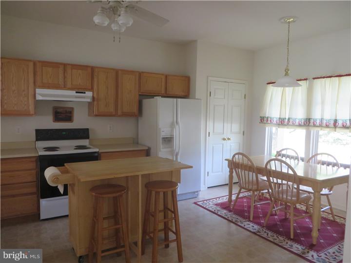 588 Convent Road Aston, PA 19014 - Photo 5 of 12 Kitchen