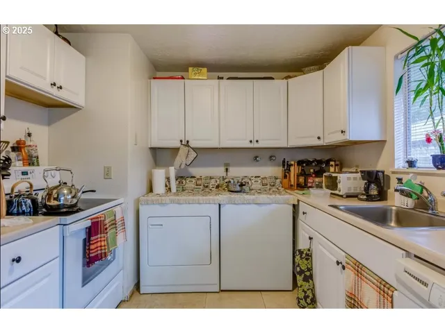 $450,000 | 15557 East Burnside Street, Portland, OR 97233