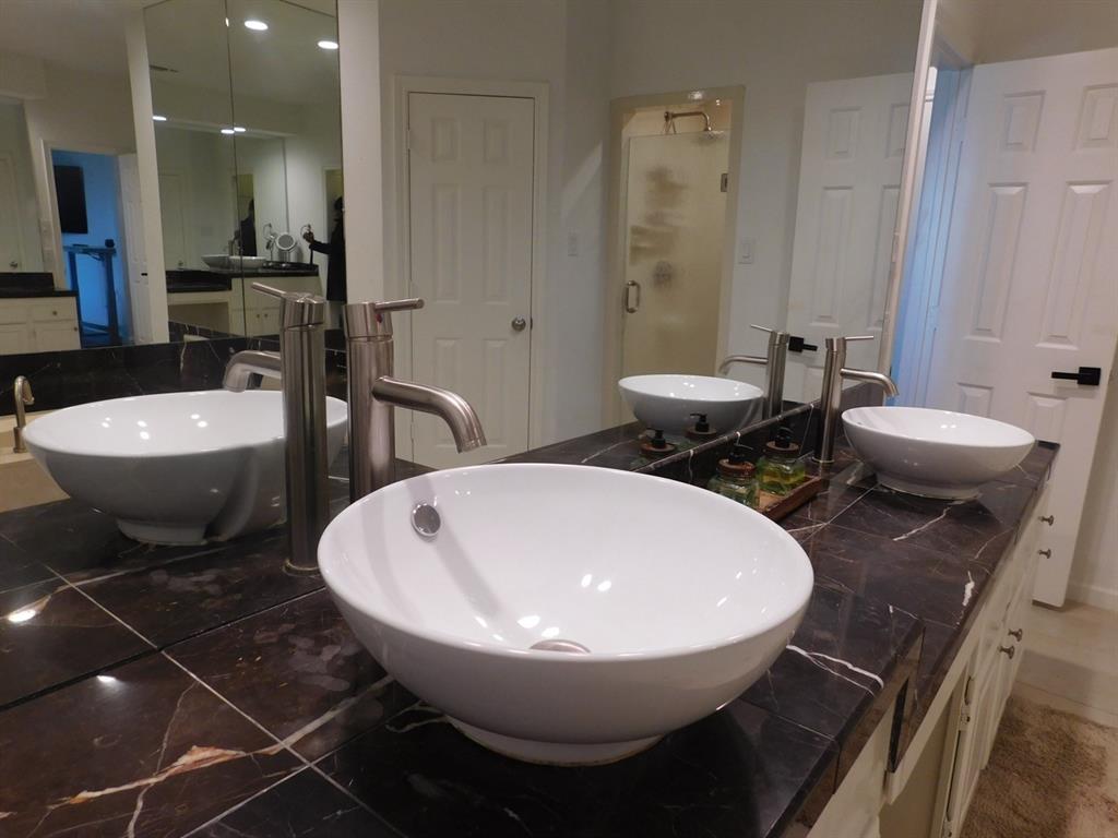 622 Crowley Road Arlington, TX 76012 - Photo 23 of 38 a bathroom with a double vanity sink and a mirror